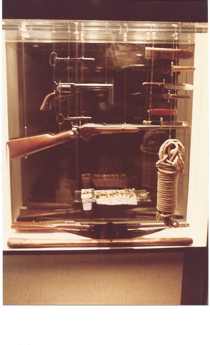 1981 Ford's Theatre Museum display case of knives, a revolver and shotgun, a noose, Dr. Mudd's medical kit and other evidence items from the trial of the Lincoln assassination conspirators.
