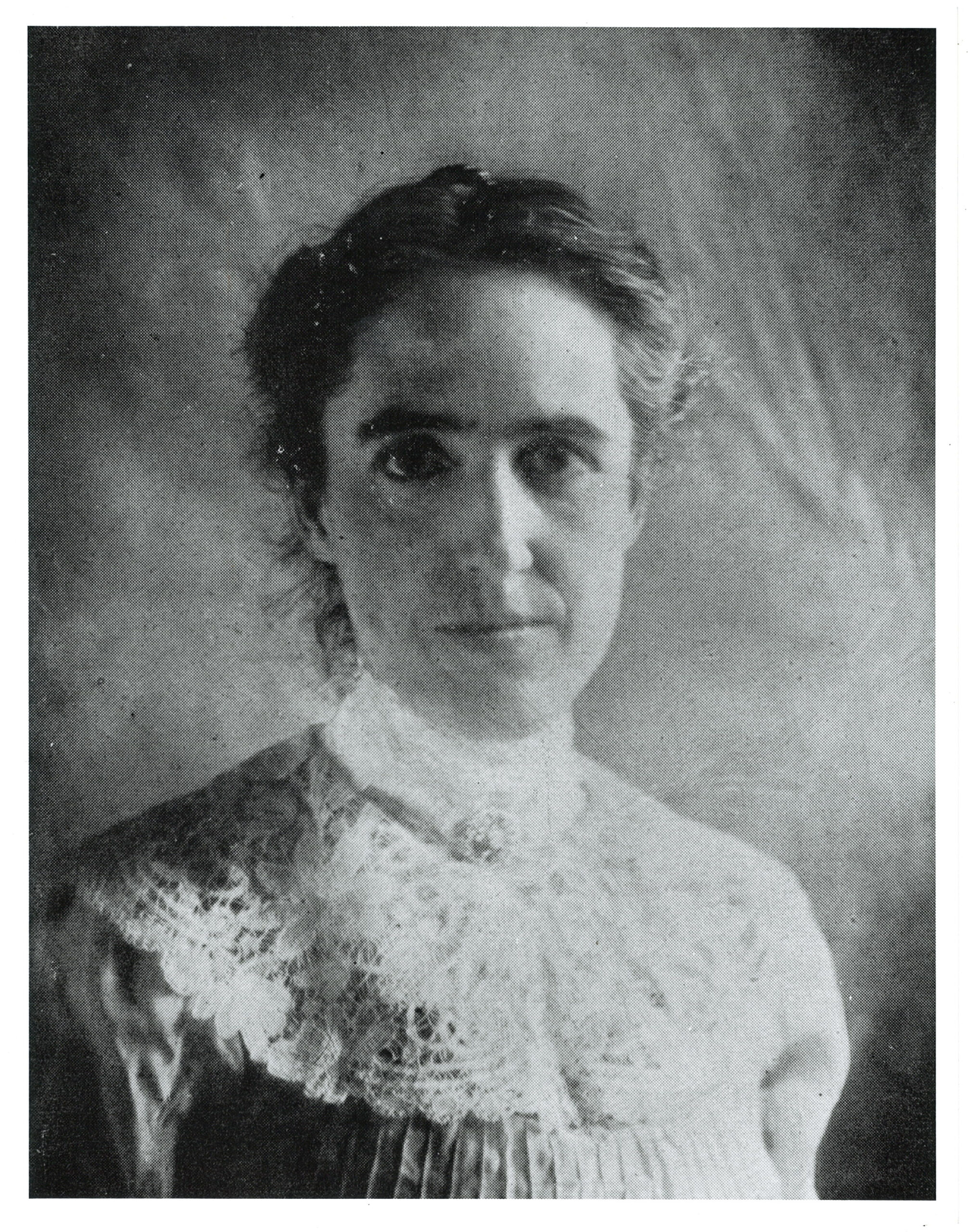 Head-and-shoulders black and white photograph of Henrietta Leavitt, age approximately 30 years old.