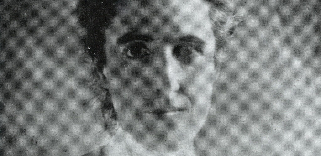 Head-and-shoulders black and white photograph of Henrietta Leavitt, age approximately 30 years old.