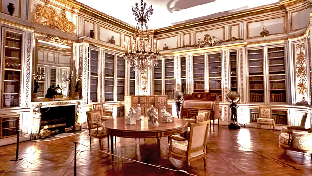 Photograph of a richly decorated living room in a palace. 